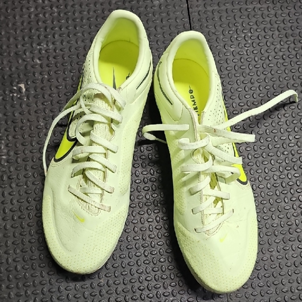 Nike soccer cheats size 8 mens